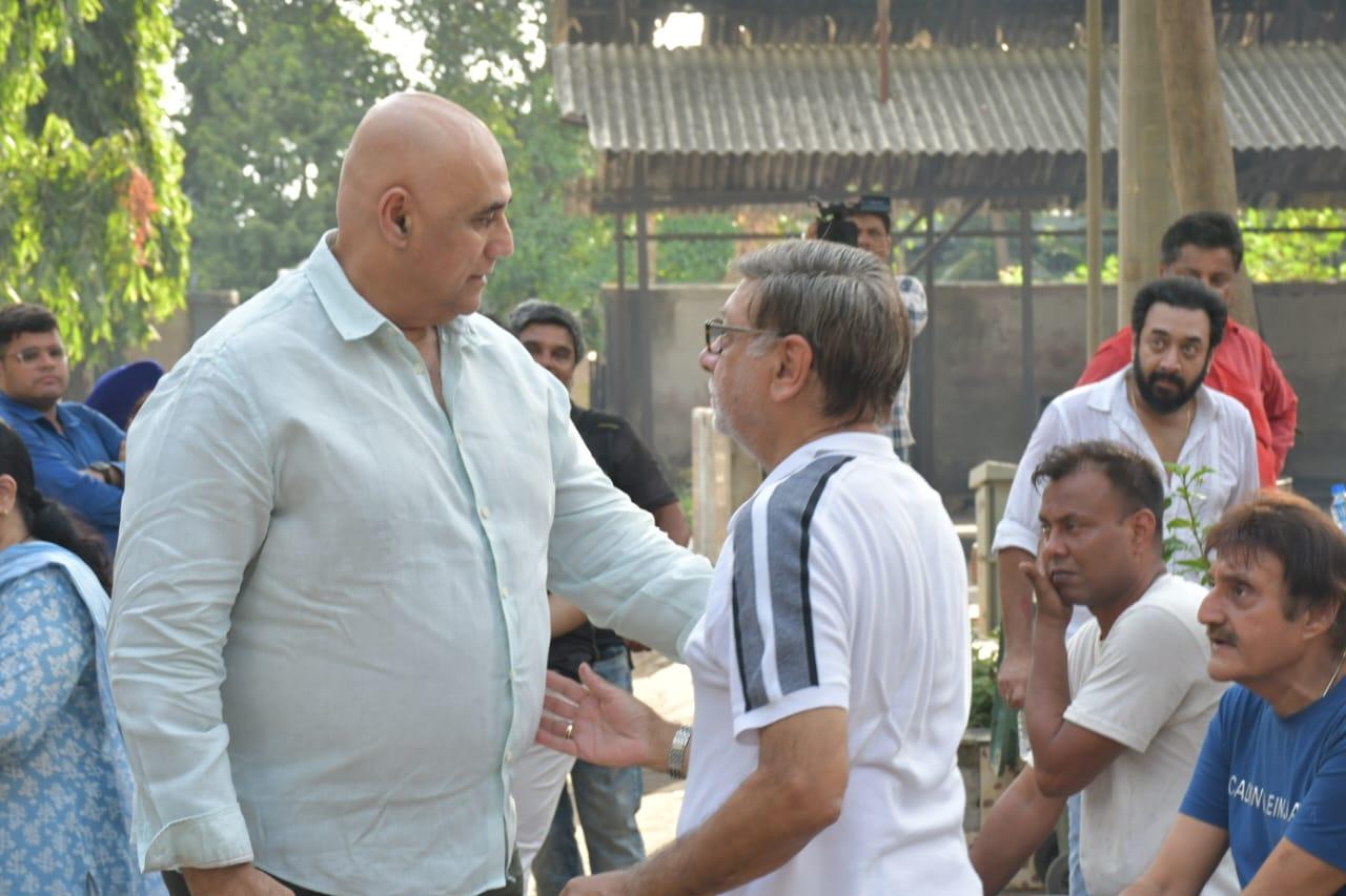 Actor Puneet Issar with Gufi Paintal's brother Kanwarjit at the funeral.